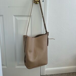 Elegant Tan Leather Shoulder Bag